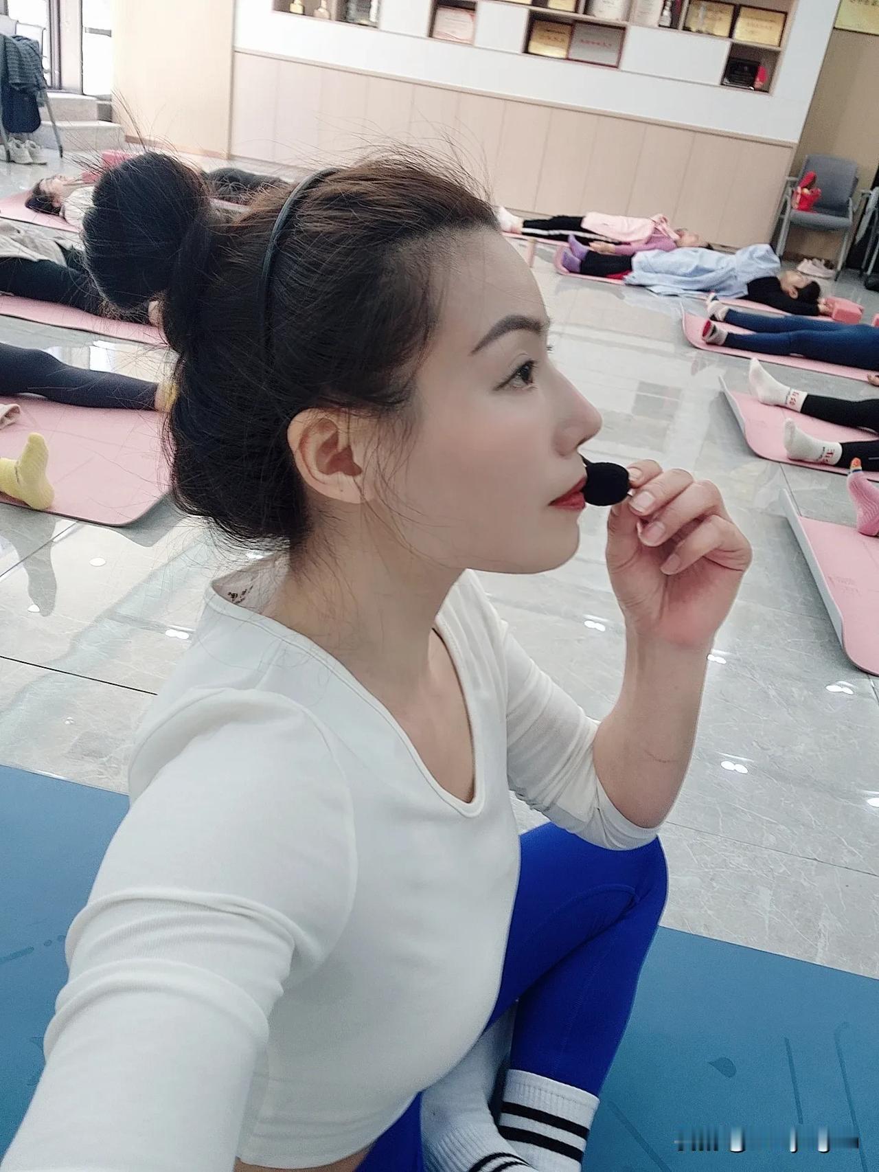 🌼 脸上有微笑，心里有阳光，这就是瑜伽女孩最美的模样。瑜伽心灵感悟