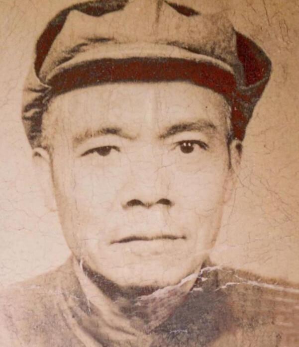 1980年，北京一场规格很高的宴会现场，当时担任中央调查部部长的罗青长，端着酒杯