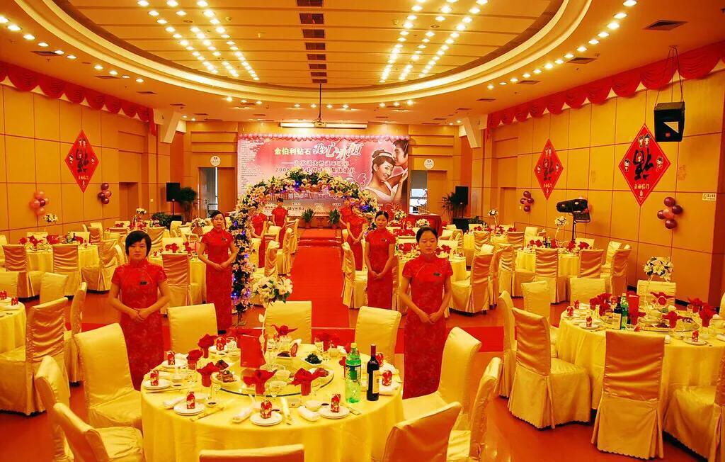17道主菜上错了10道，这哪里是工作疏忽，分明就是“以次充好”。

安徽芜湖一对
