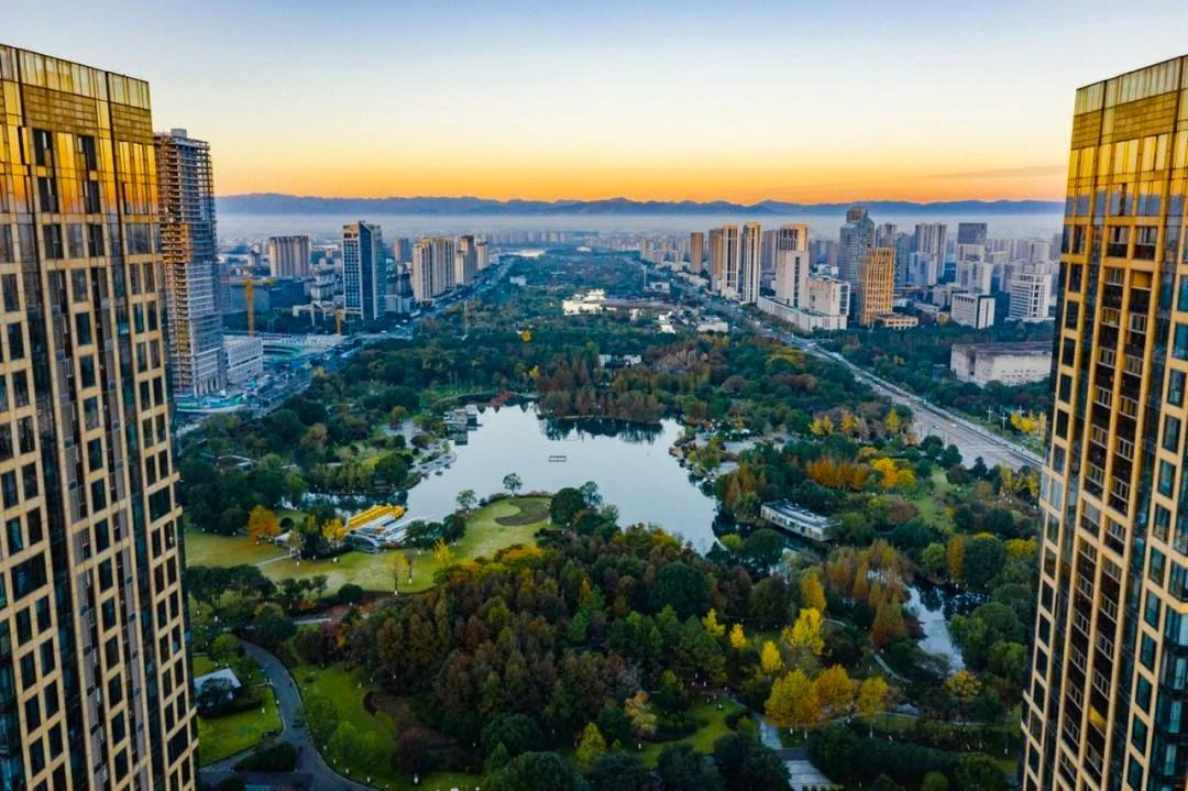 这不是纽约中央公园，
这是宁波鄞州公园。
同样的角度，
宁波的好看多了。