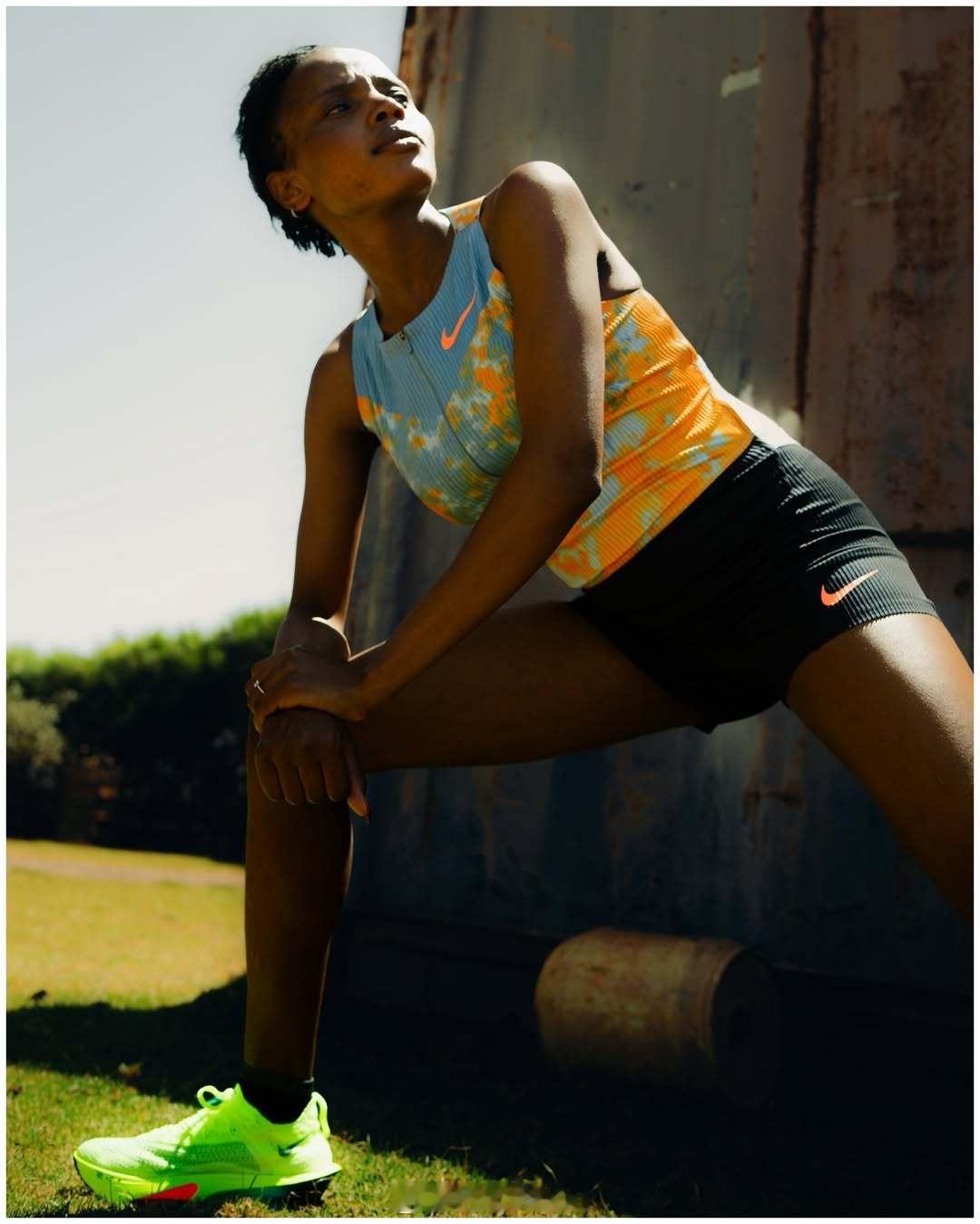 ROSA 这个赛季的耐克服装由 Beatrice Chebet 当模特展示。细心