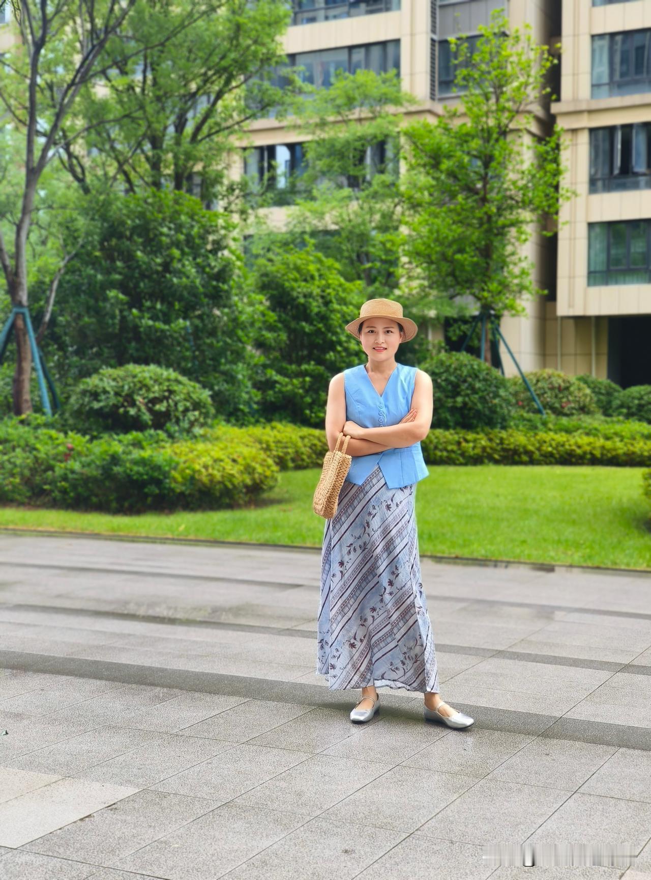 淡人高知老钱风成套穿搭拿捏了。利落V领西装马甲，自带知性气场，搭配晕染印花半身裙
