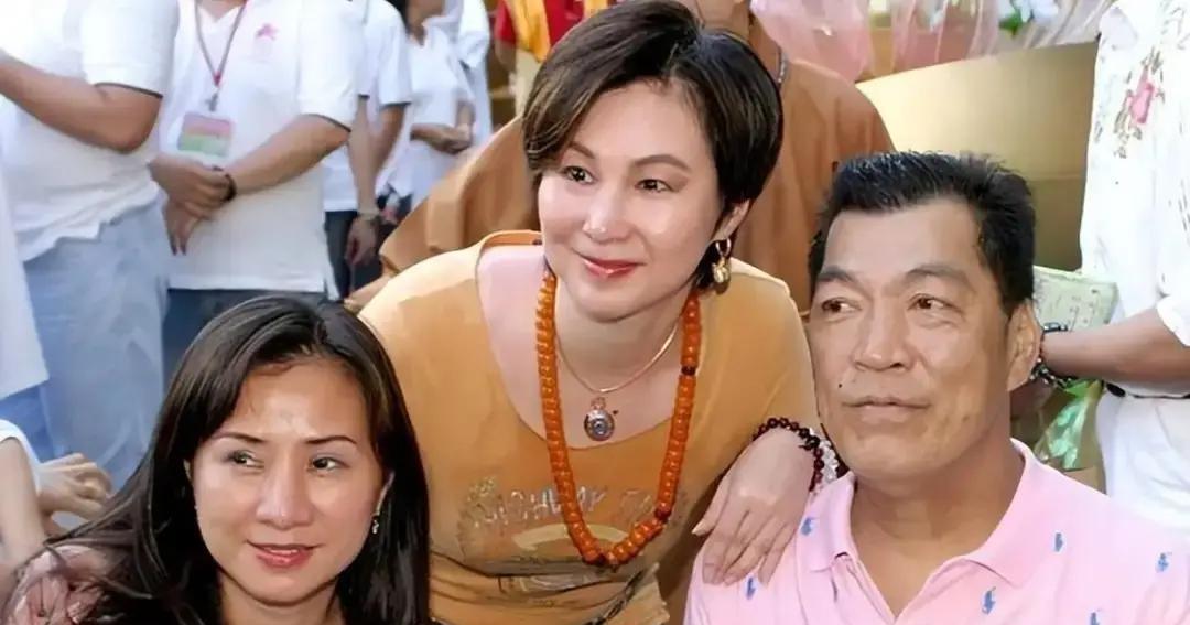 成奎安走了16年，两房老婆，一个守遗产，一个把甜品店开成了连锁品牌。
这反差，还