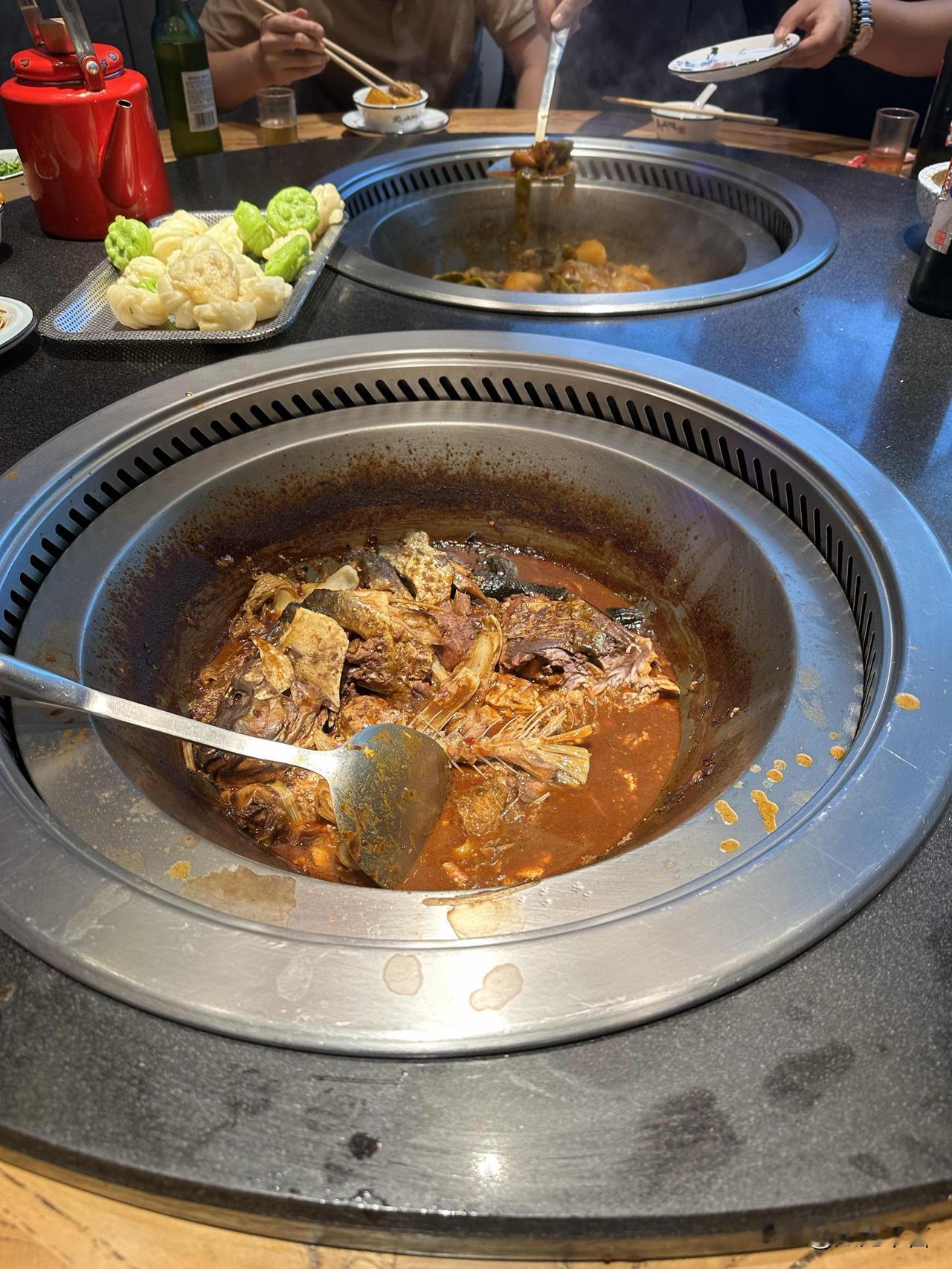 而且摆摊还能增加酒店的收入，如今大环境不好，聚餐减少，而且结婚人数连连降低，酒店