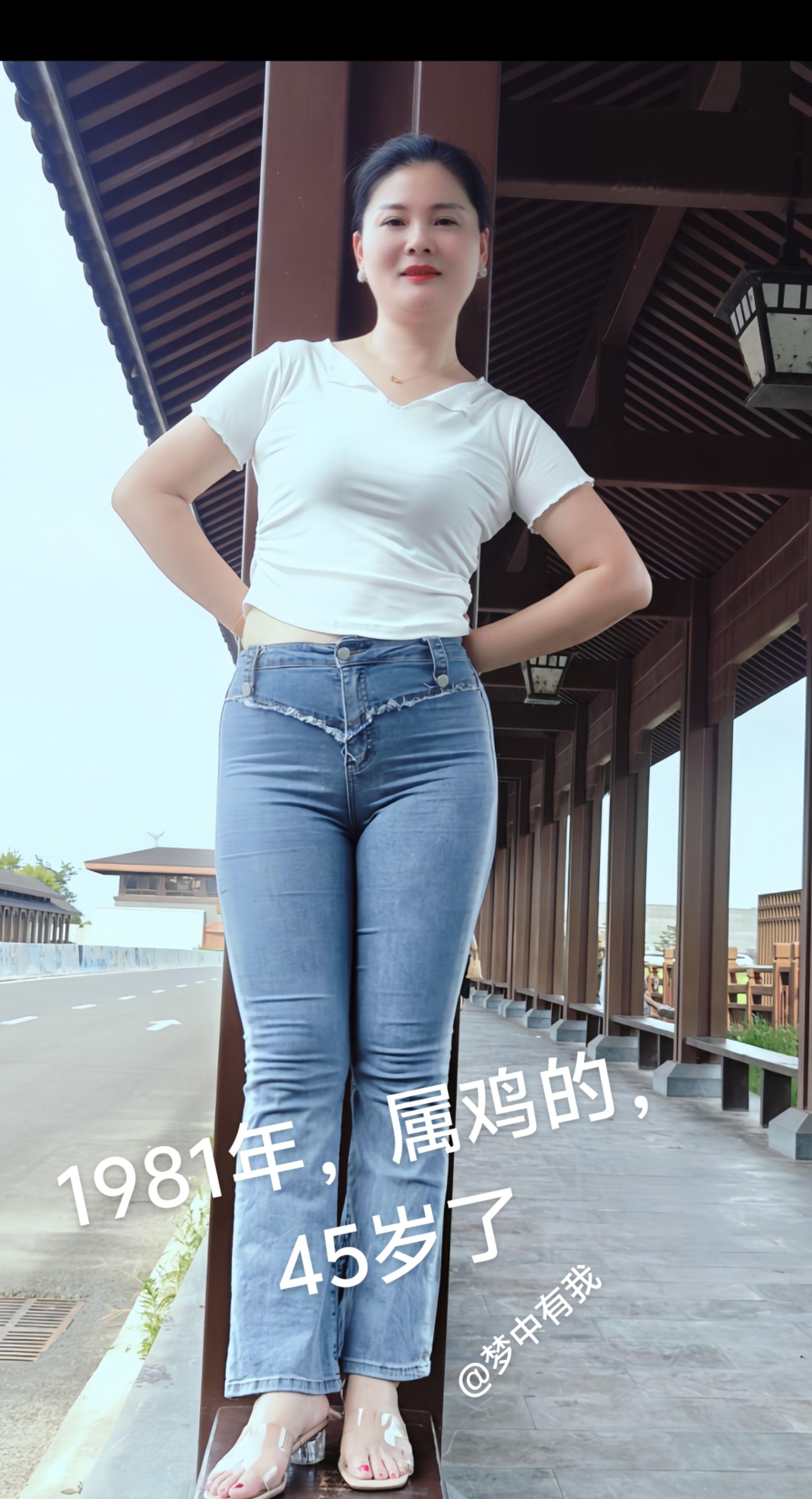 紧身牛仔裤 穿搭