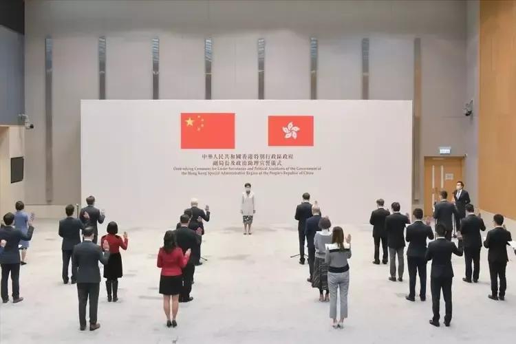 535名香港特区政府雇员拒绝宣誓，全部离职！弱弱问下，香港公务员待遇如何？大陆人