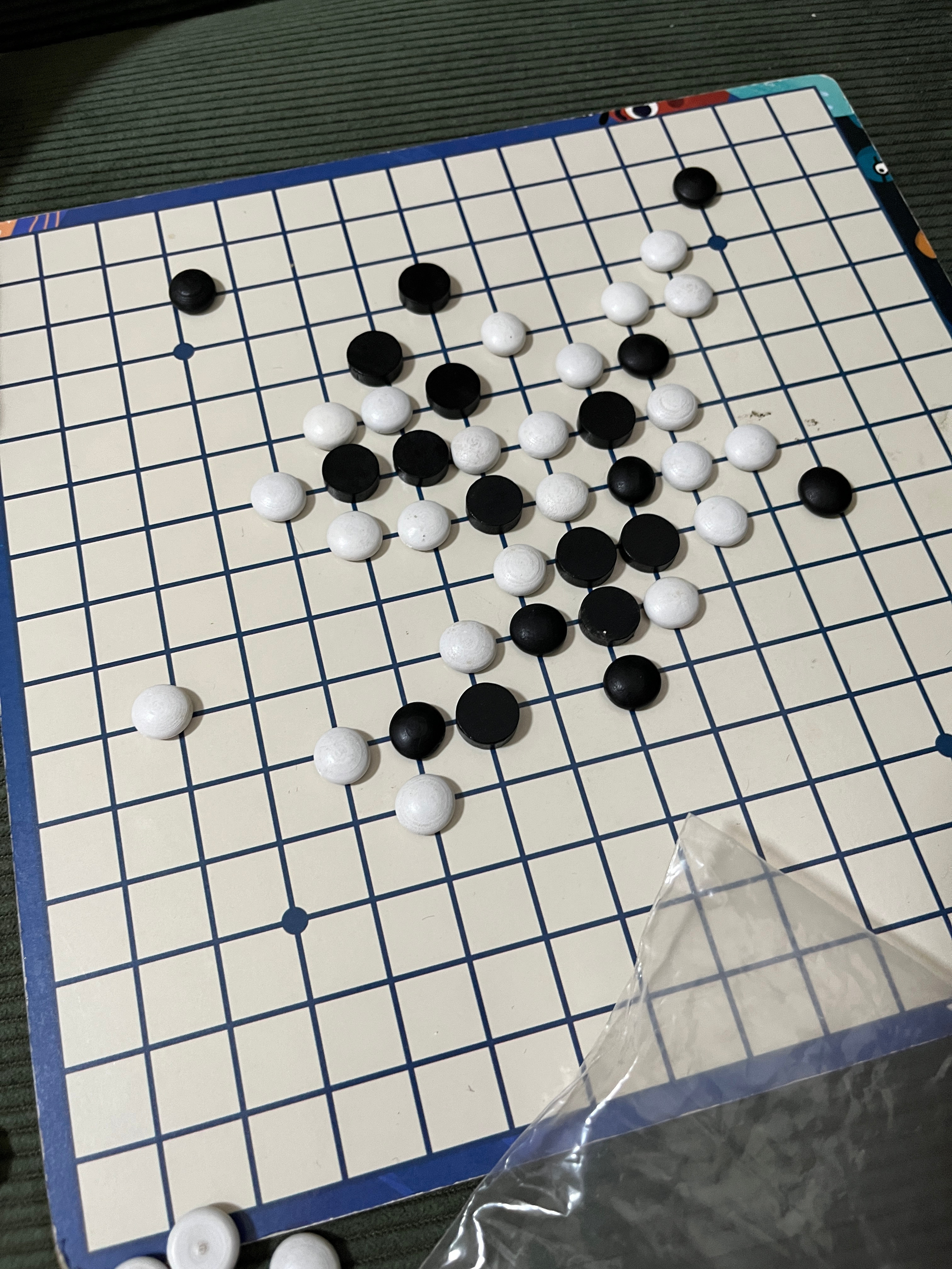 受到了孩子的鄙视，跟他下五子棋，我输了好几盘，他说我思维不行。前几年娃下棋输了就