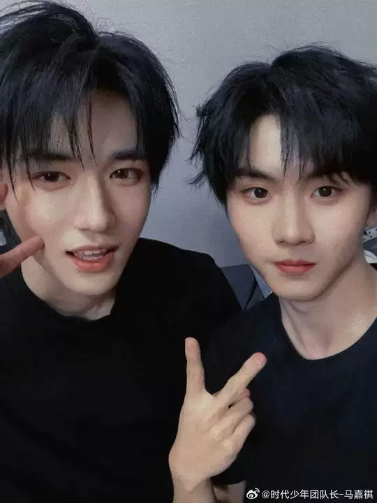 马嘉祺宋亚轩比耶自拍马嘉祺22岁的宋亚轩不止双倍的惊喜和快乐马嘉祺22岁的宋亚轩