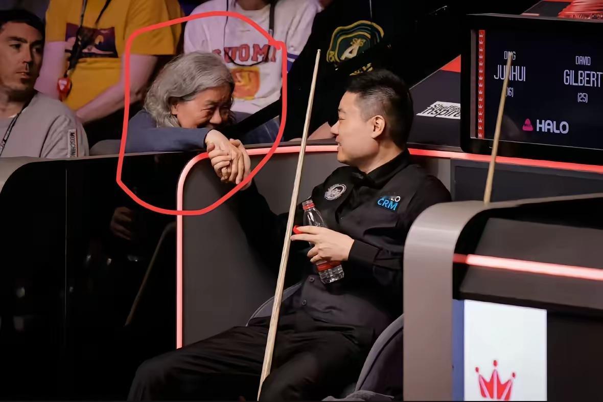 丁俊晖，依然还是巨星！
  刚刚，丁俊晖击败了对手，昂首进去了斯诺克世界锦标赛1