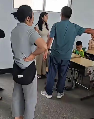 家长像“爷爷辈上阵”一样在教室里开吼，理由很简单也很离谱：不满孩子座位安排，还顺