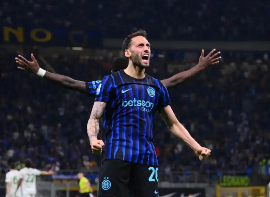 【意杯半决赛次回合，恰尔汗奥卢头球双响，国米3-2科莫，进决赛啦】一度两球落后，