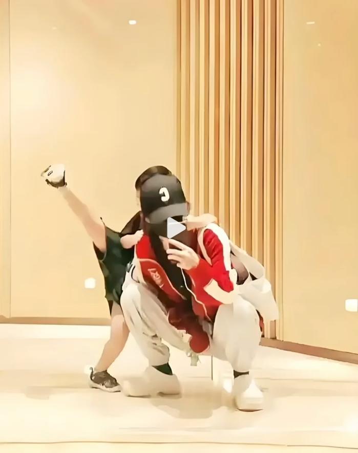 赵丽颖再次恳求媒体不要把镜头对准孩子！
这应该是她继两个月前恳求媒体不要把镜头对