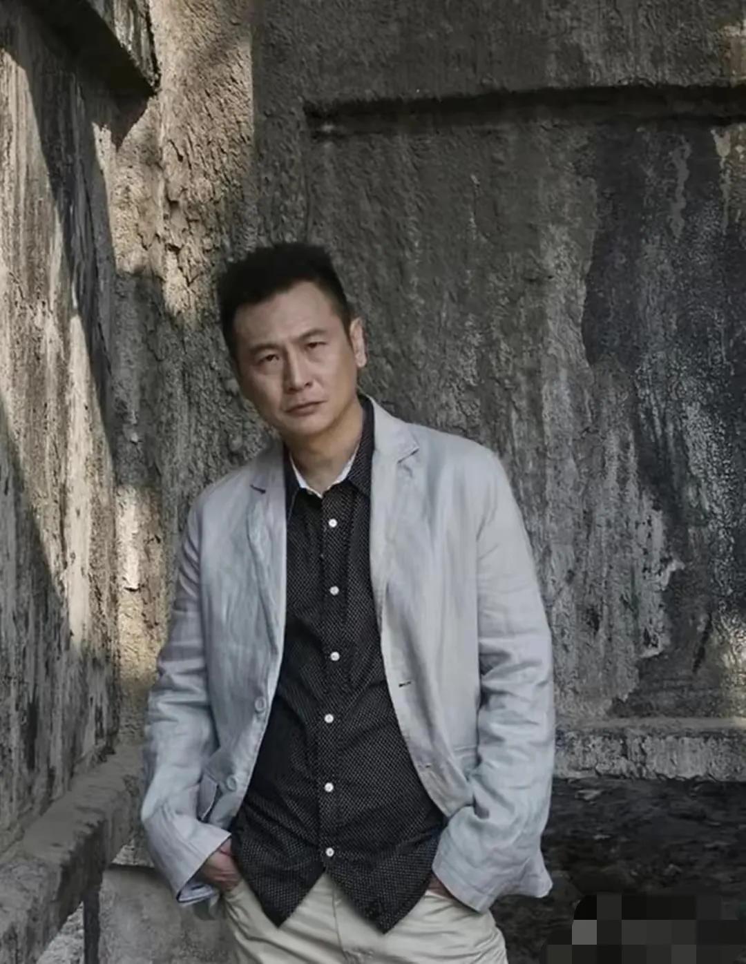 张世在《扫毒风暴》里的老鬼，我差点把手里的瓜吓掉——这不是《粉红女郎》里的龚喜吗