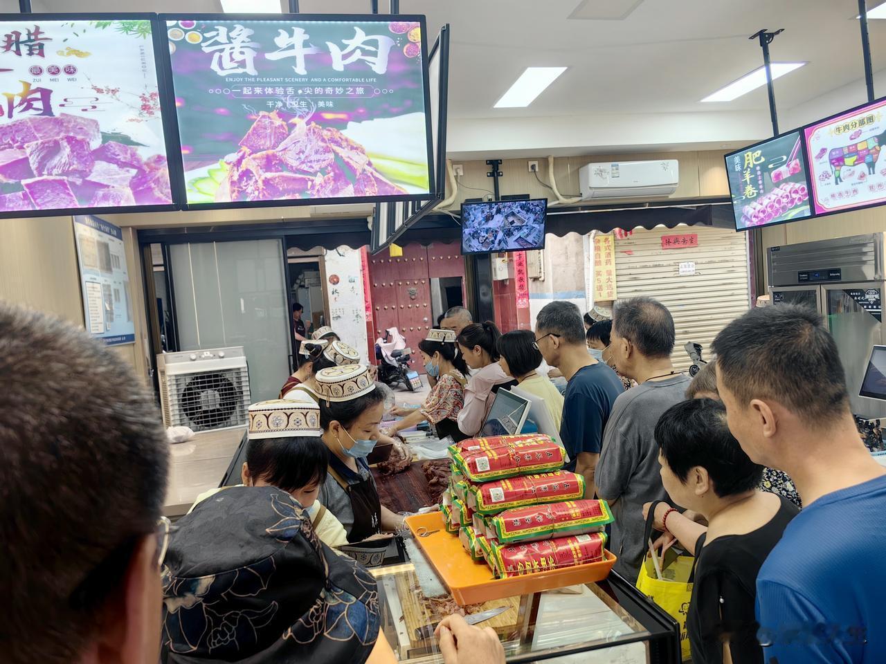 渭南这家熟牛肉店任何时候去都是人山人海，平时排队十几分钟，节假日排队半个小时以上