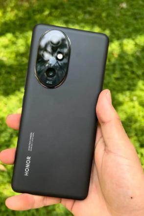 在性价比方面，荣耀60 Pro无疑表现亮眼。尽管价格不算低，但优质的外观设计、稳