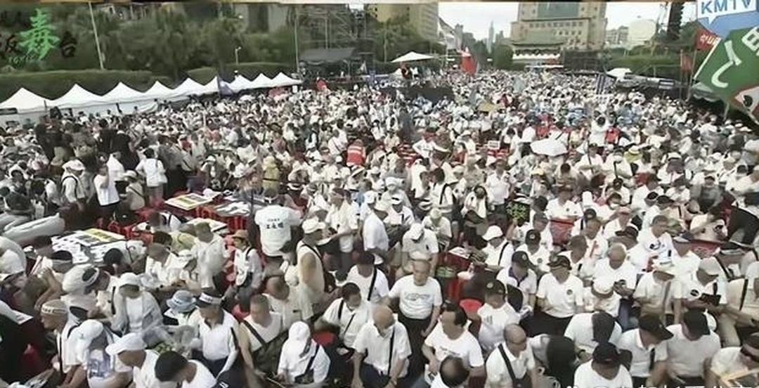 凯道反毒油集会人数吵翻岛内！主办方对外宣称到场突破20万人，声势浩大。亲绿网红四