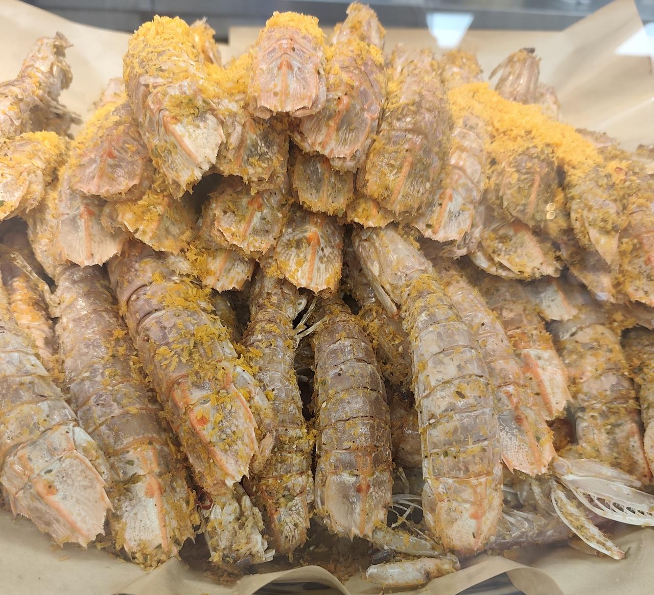 今天去盒马，在熟食区，有几个老人问濑尿虾可不可以散卖？里面的人说不可以，要一整盒