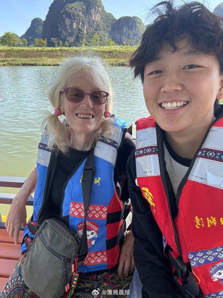 【#英国奶奶独游中国称我是在享受人生#】#英国奶奶游中国网友抢着接力当导游#一位