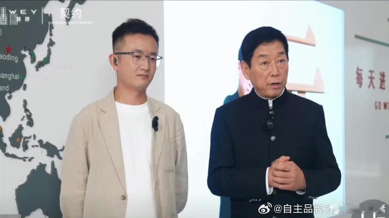 左边这位朋友，怎么感觉面露难色啊？ 出镜上台还是要做好表情管理吧。话说龙猪、姚十