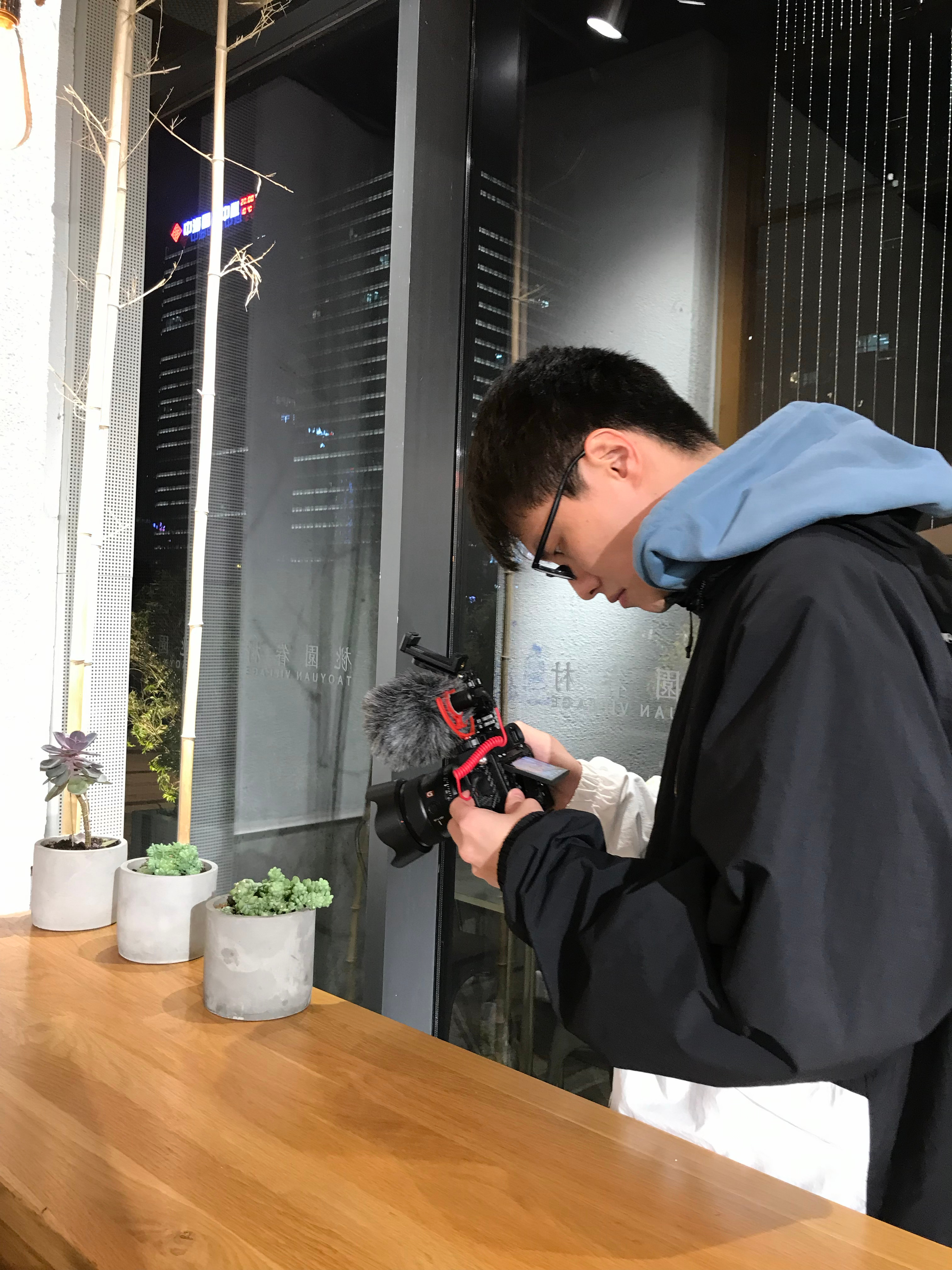 "昨天清理手机照片，翻到了差不多十年前的 Live 图。那时候刚结婚，去马尔代夫