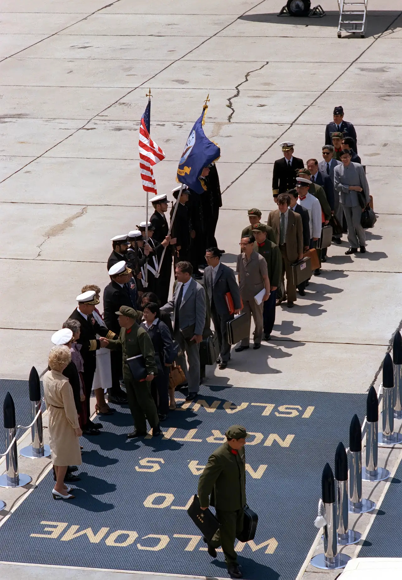 四十多年前，我们的军事代表团访美期间，参观美军航母，看见了当时最强海军装备的战力