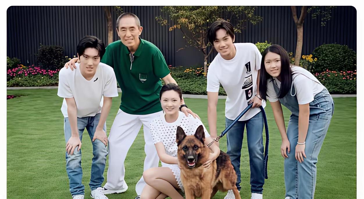 果然，姜还是老的辣！
张艺谋不光自己导演做得好，
对3个孩子的职业规划，也做的明