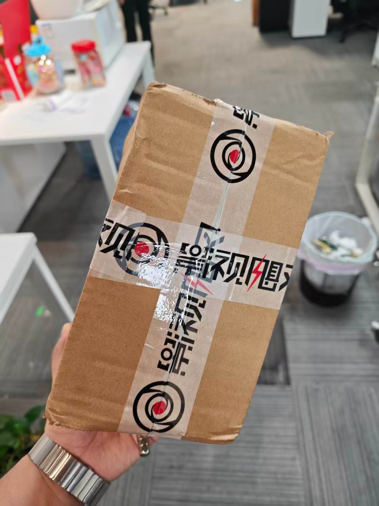 影视飓风 在杭州买影视飓风的东西就是方便，有奖竞猜，一小时后开奖，我买了什么？数