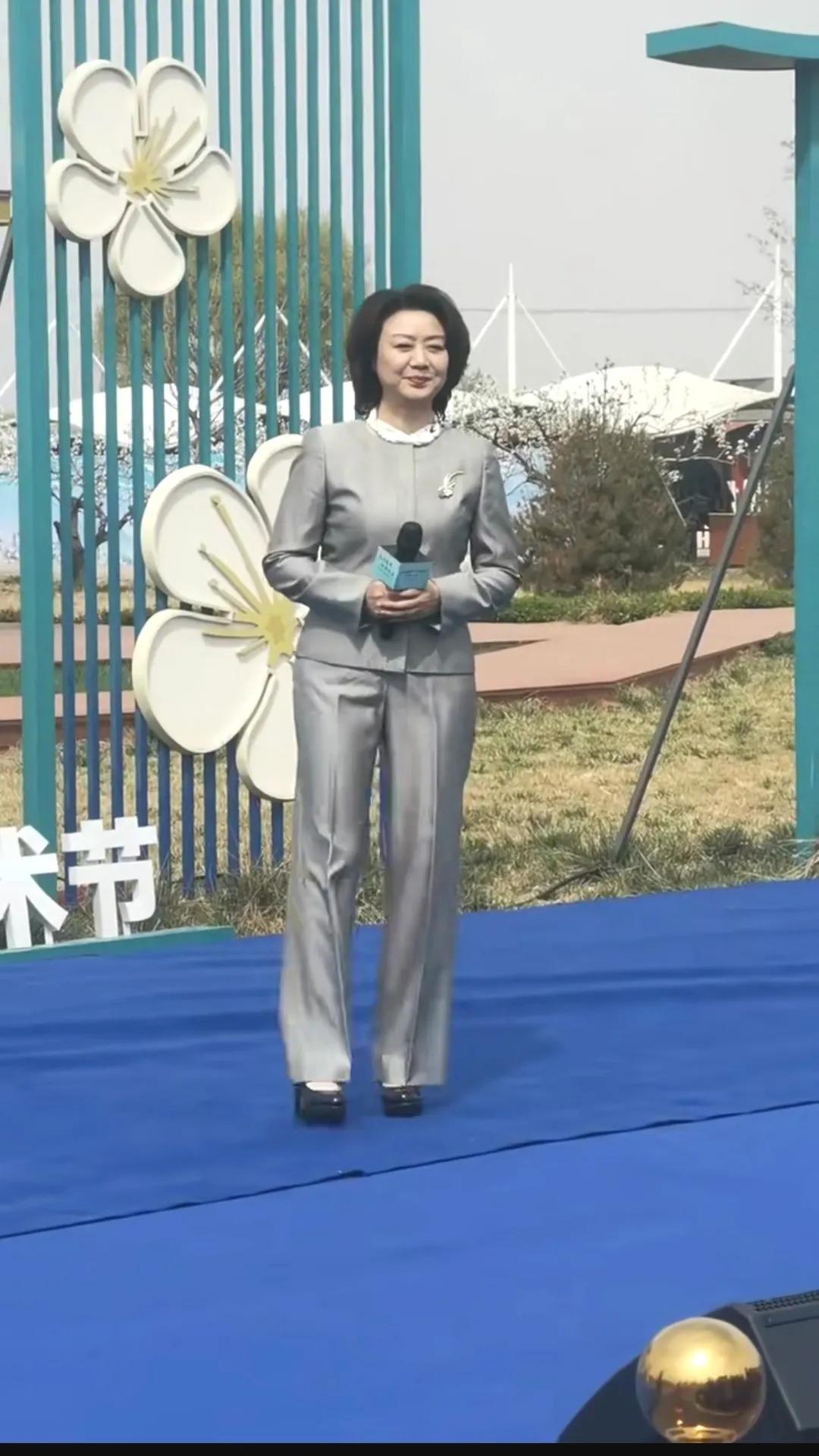 路人镜头下的京剧第 一美人李胜素长什么样子？

三张李胜素近期受邀参加活动的现场