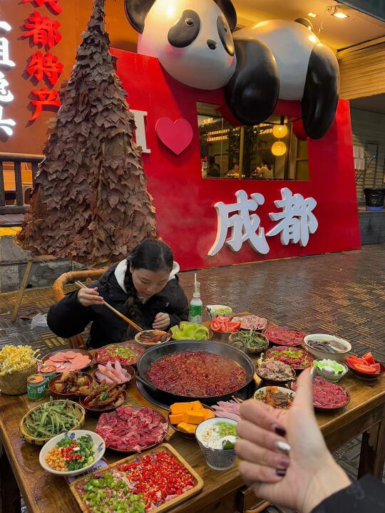 宽窄巷子！街边老火锅！吃过念念不忘