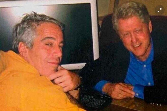 美国总统特朗普开始对民主党进行反击，要求司法部和联邦调查局对克林顿与爱泼斯坦之间