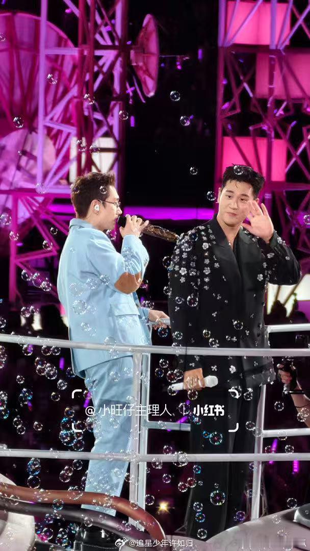 汪苏泷周兴哲错位图吓我一跳谁点开图片直接被吓一跳，汪苏泷周兴哲奇妙错位，画面看着