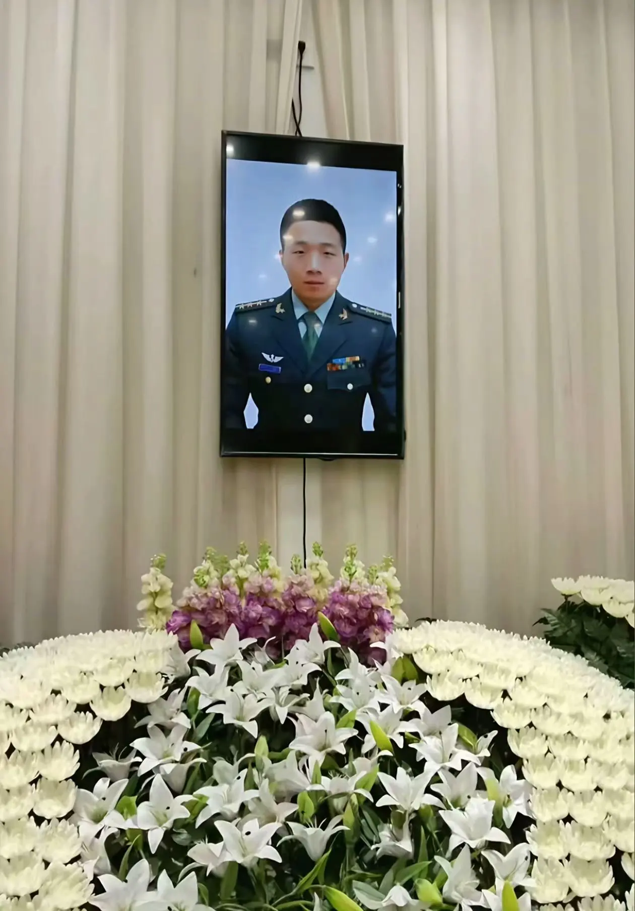 近日，现役军人邵瑞，在杭州休假探亲时，看到一名女子落水，立即将背包交给...