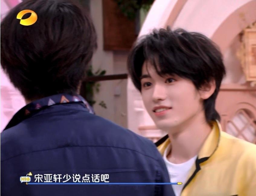宋亚轩望刘耀文这眼神啊刘耀文又在这叫亚轩～ 