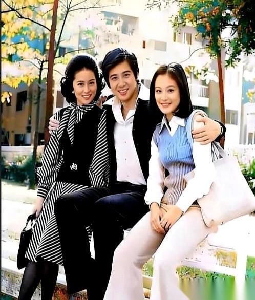 把这张1976年的老照片，甩到现在任何一个流量小生面前，问他，你服不服？
讲真，