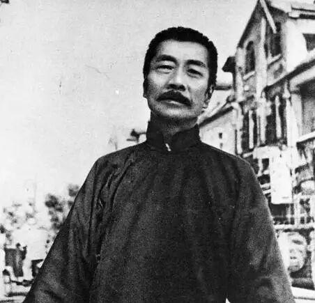 鲁迅先生当年为了争取标点符号算稿费，操作是真的秀。那时候出版社太抠门，发稿费只算