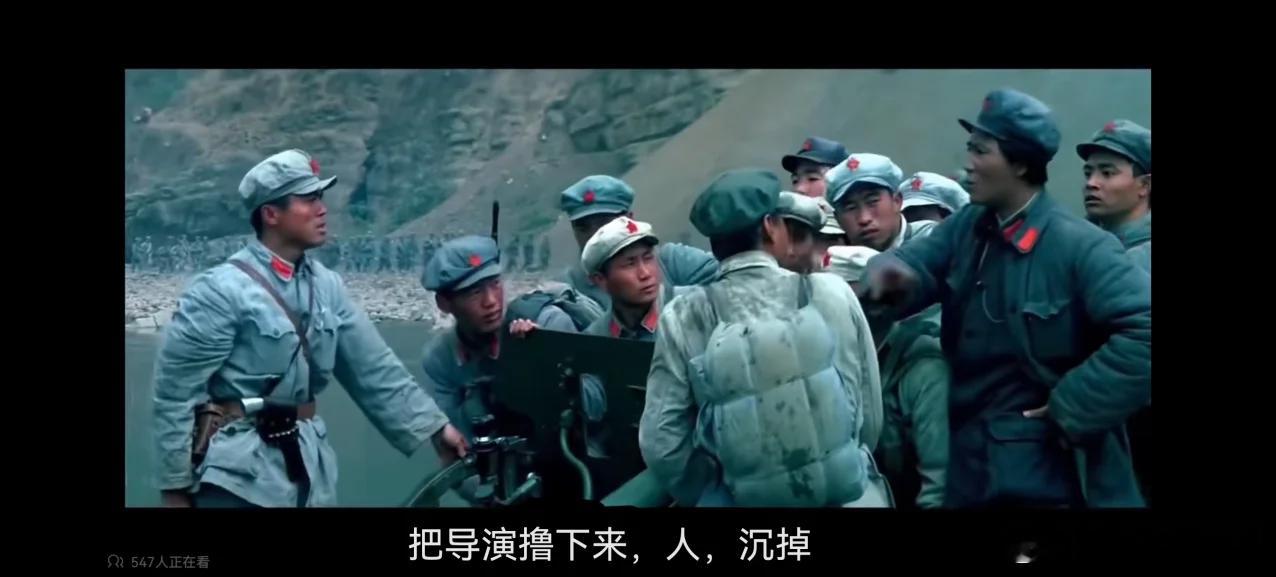 高情商：这导演，正在破坏革命，把摄像机卸下来，导演，沉掉！中情商:大团队拍摄，纪