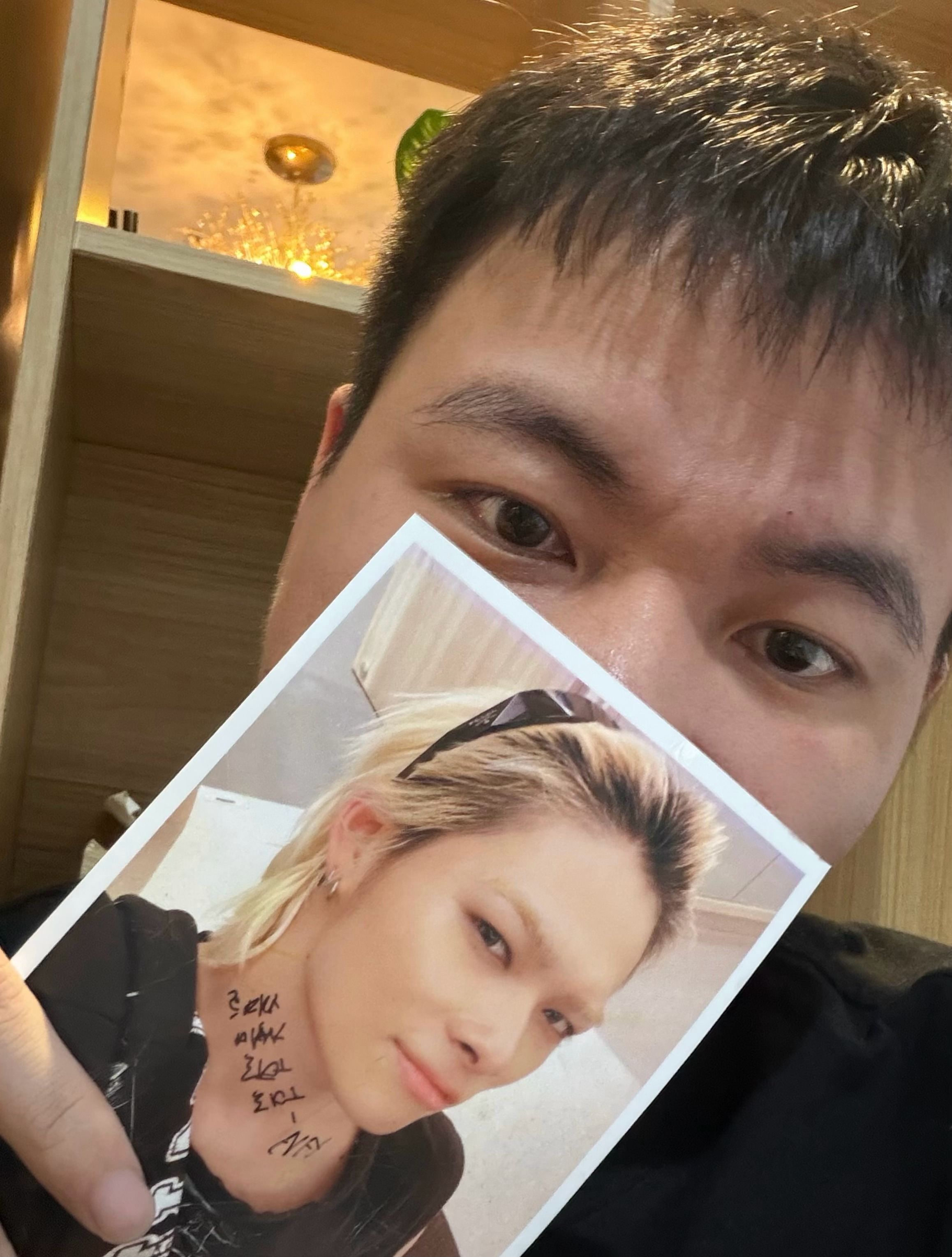 西村力  我喜欢你 眼眶细碎泪花 是刚偷偷哭过 你看见会心疼我吧 