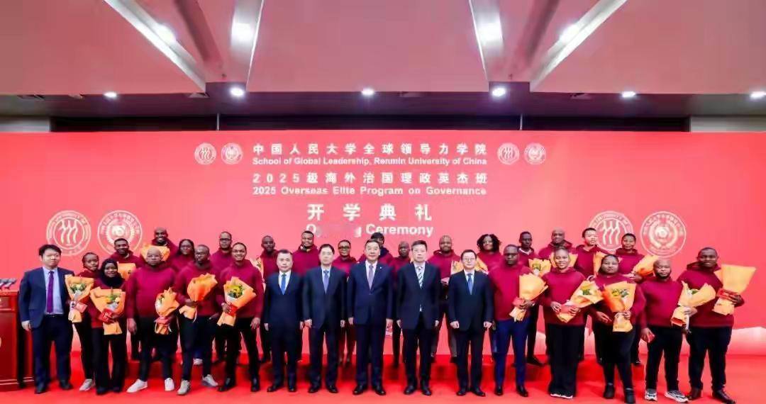 世界第一所全球领导力学院开学了。
11月8日，世界第一所“全球领导力学院”在中国