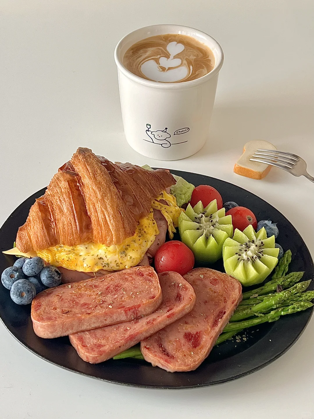 brunch｜滑蛋可颂三明治🥐芦笋午餐肉·拿铁