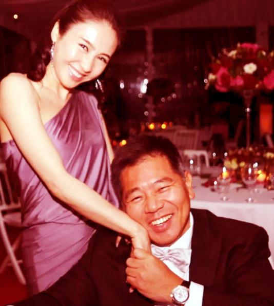 2008年，演员黎姿做生意失败，这时候弟弟又出了车祸，急需救命钱！她迫于无奈，找