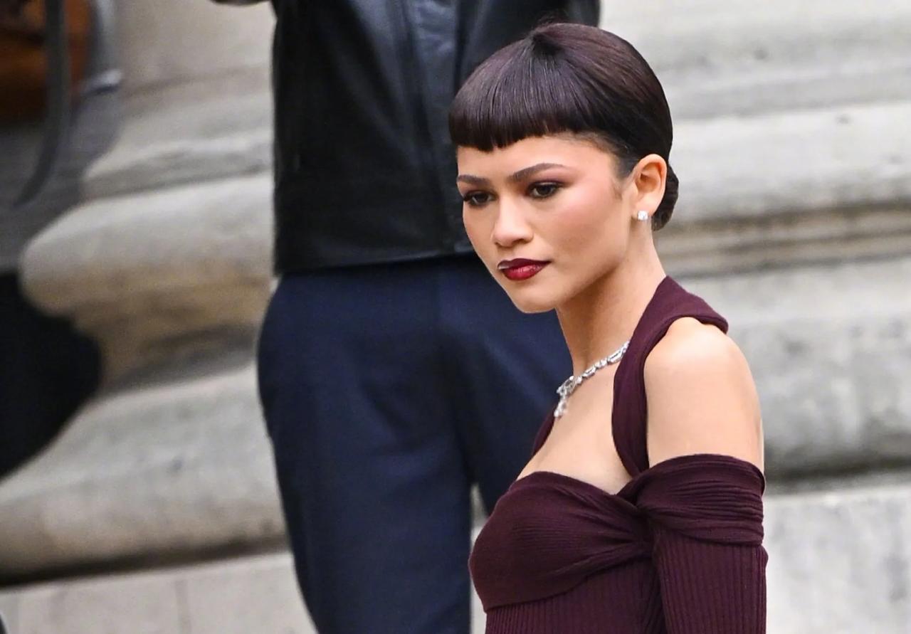 #冬日生活打卡季#赞达亚厚重刘海造型引热议！
赞达亚亮相巴黎时装周新发型引起了网