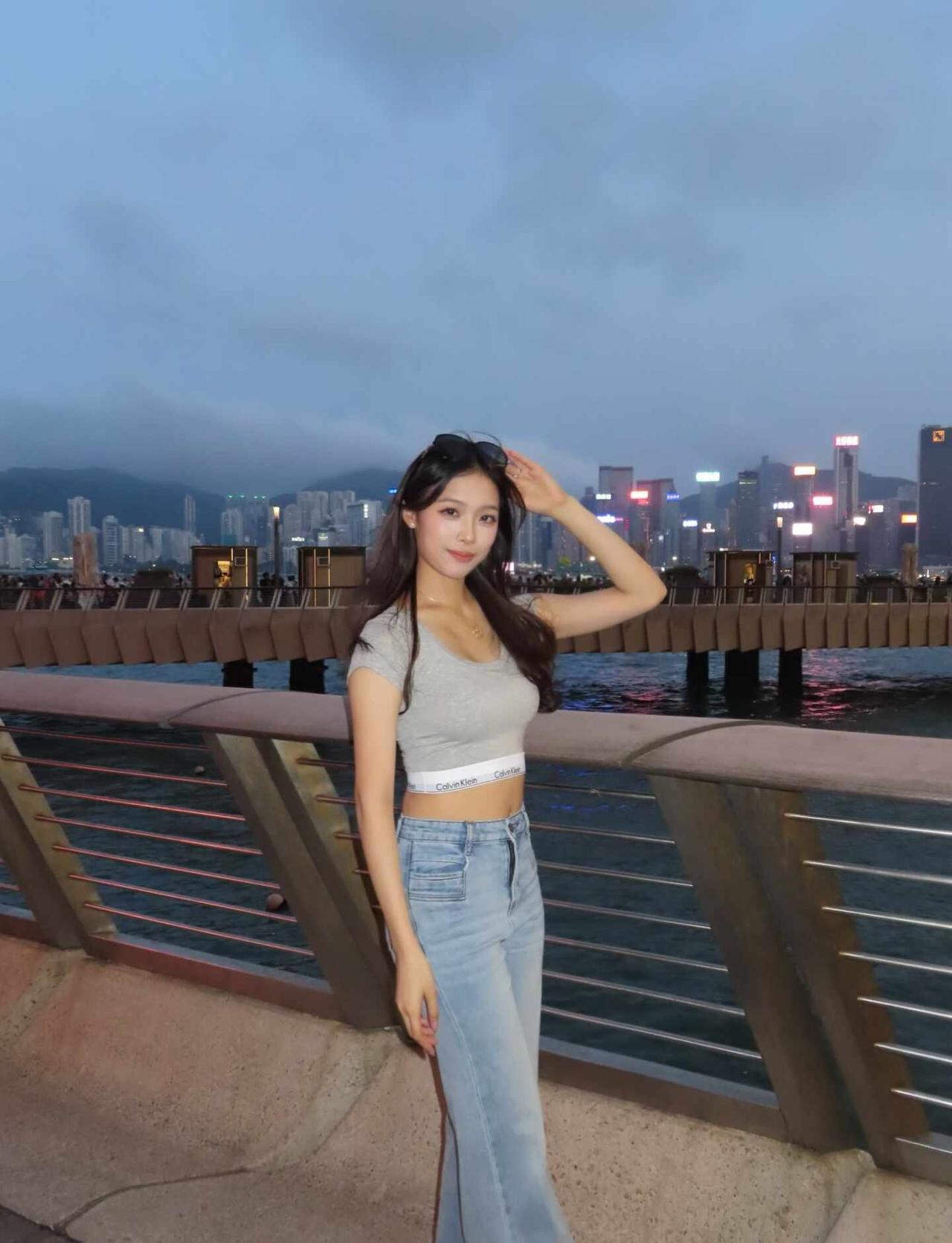 香港🇭🇰出行OOTD
ck上衣配牛仔裤和香港也太搭了吧！
记得带上墨镜特别好