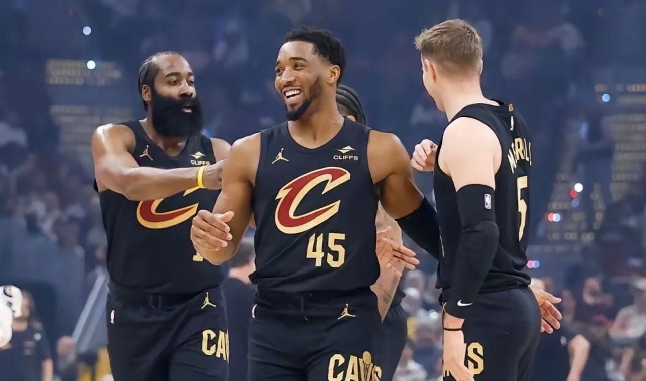 骑士这队进攻方面真行，内线和外线都有人。哈登辗转这么多个队，骑士给我感觉是第一支