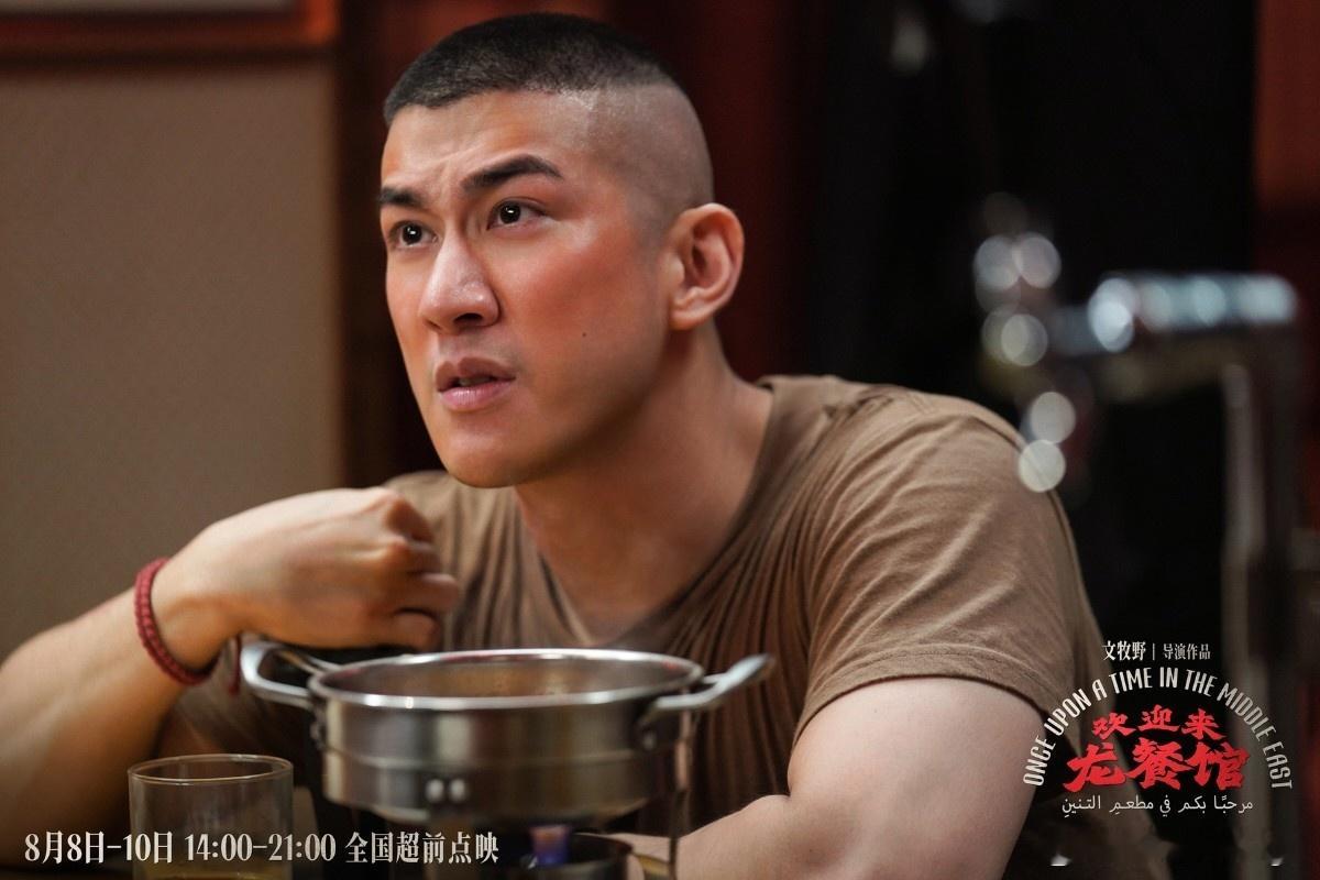 还有个细节，托尼生前很爱猫。意外身亡后，电影给了个新闻里的特写镜头，正是托尼撸过