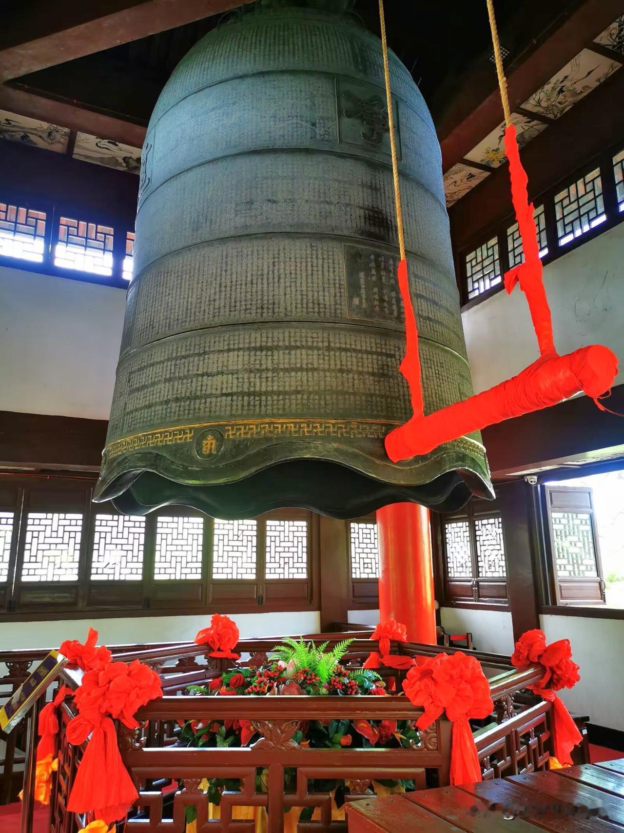 徒步杭州西湖“南屏晚钟〞景区，景区位于杭州市西湖区净慈寺内，是西湖十景之一，该景