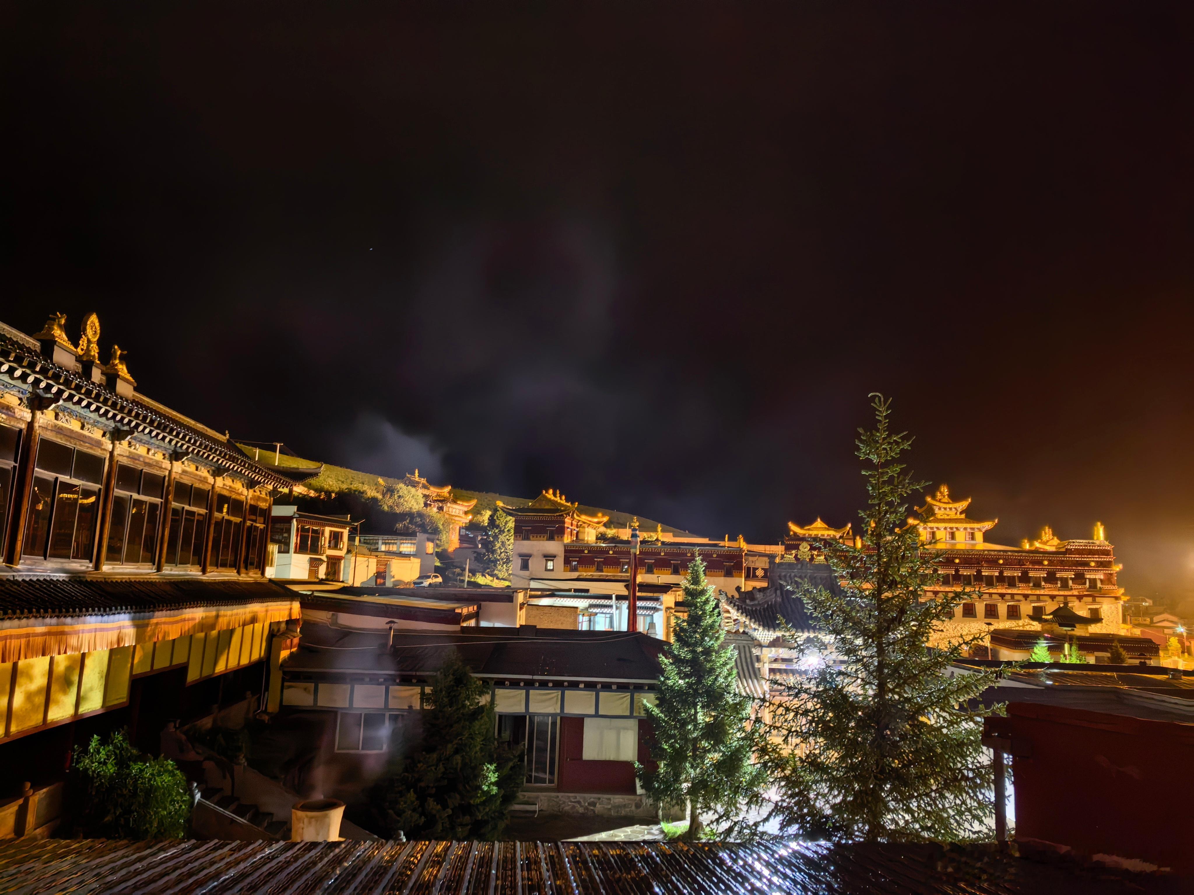 夜色渐临，一日尘劳皆落幕。放下今日得失是非，扫除心头妄念烦恼，静心调息，常怀感恩