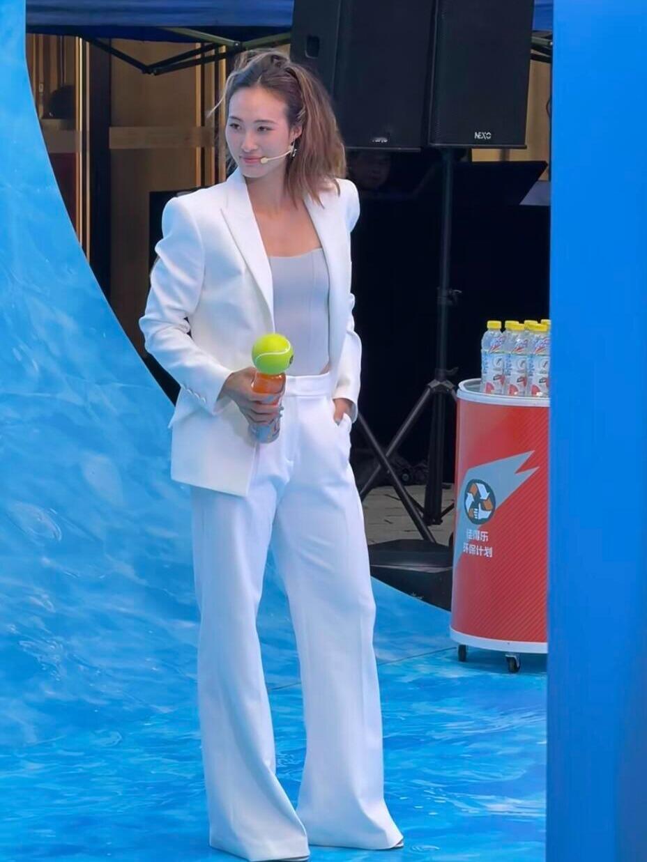 郑钦文随便一站就是超模范儿 ​​​