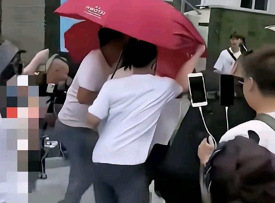 闫老师内心真强大，无论外面怎么议论她，她丝毫也没有影响挣钱的决心。大街上那么多人