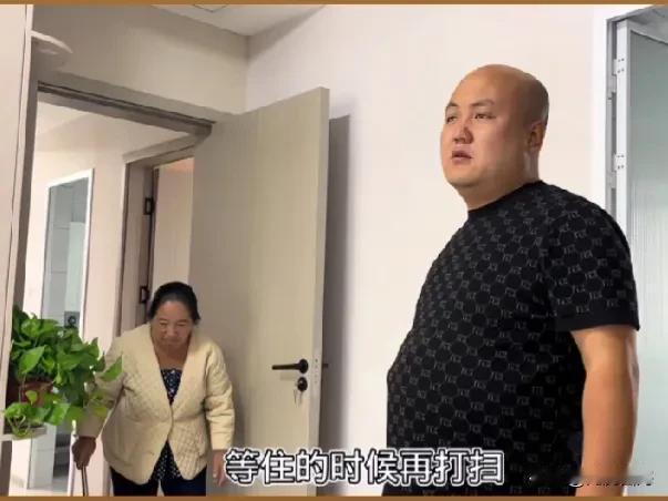 近日，二胖玛丽带着她的丈母娘一同前往他们即将入住的新房换钥匙。这次的新房之行，不