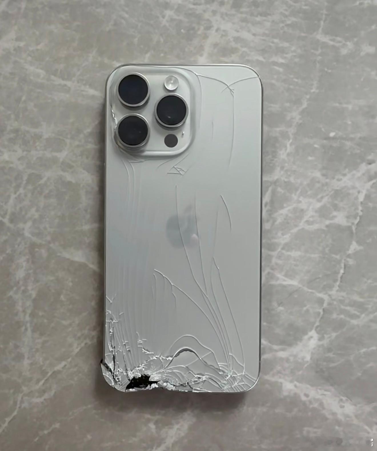 iPhone的一生要经历三次死亡我觉得iPhone的分界线就是第一次摔到后盖，只
